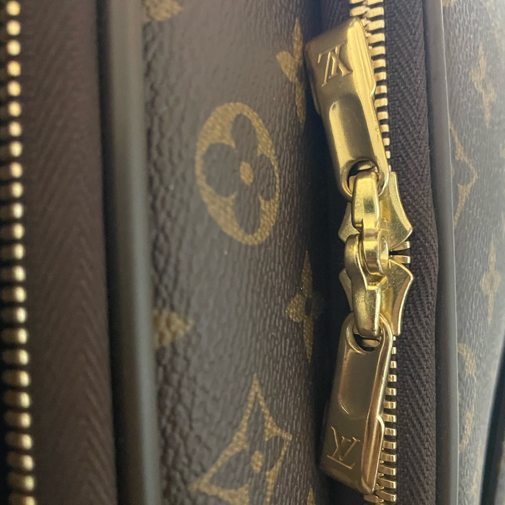 Loui Vuitton business carry on approved suitcase lightly used in great condition